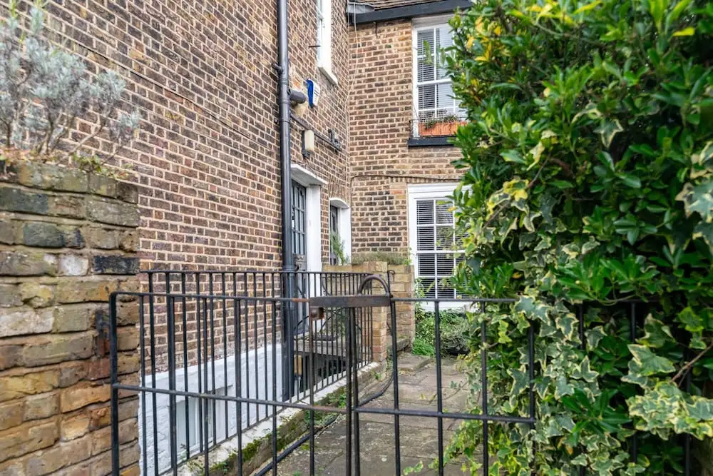 Character Cottage In Historic Hampstead