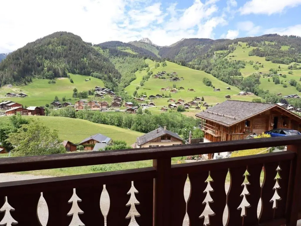 Chalet Familial pour 10 Pers. à Proximité des Pistes et Commerces avec Cheminée et Wifi - FR-1-342-232