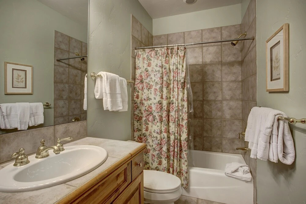 Cozy & Central Arrowhead Ge Townhome, 3br, Sleeps 6 3 Bedroom Townhouse by RedAwning