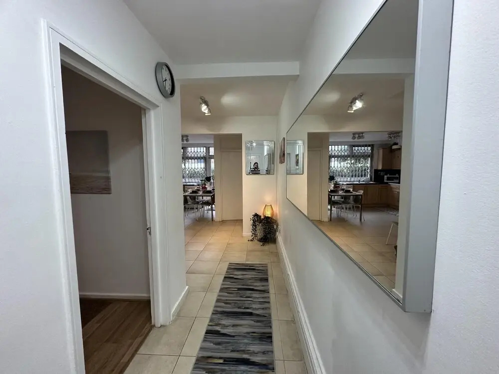 Gorgeous 4 Bedrooms, 5-baths House Central London