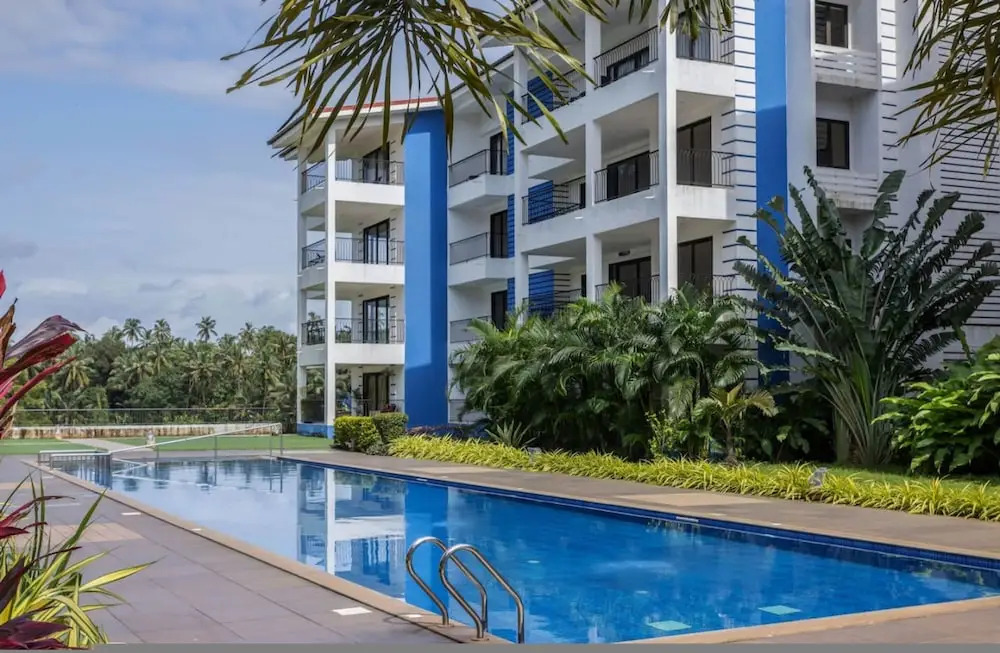 Luxe 1bhk w Pool Sauna 1km to the Beach