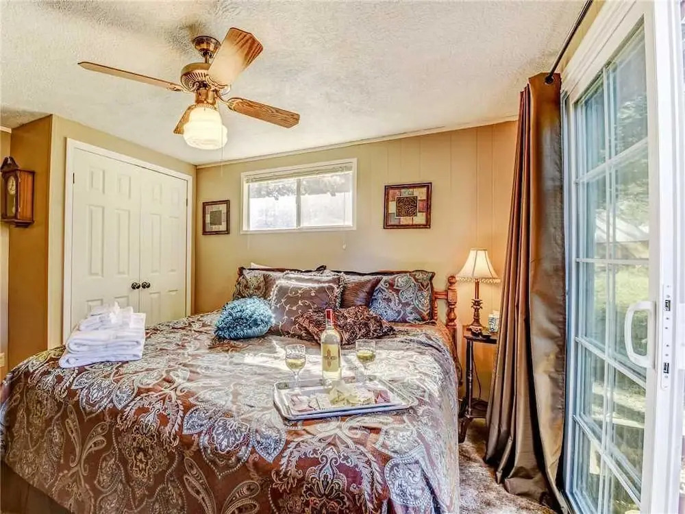 Foxfire Haven - Three Bedroom Cabin with Hot Tub
