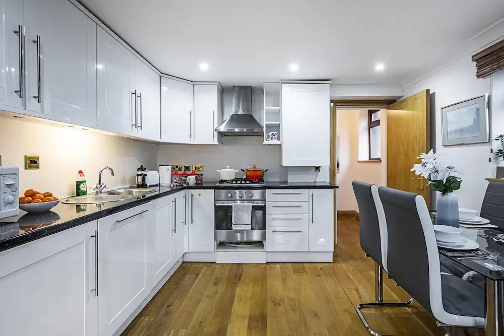 Stunning Light Filled 2 Bed Apartment + Parking Sleeps 7