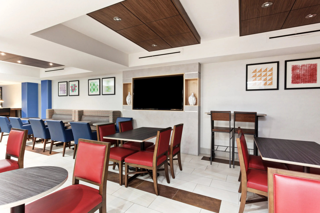 Holiday Inn Express Elk Grove West I-5 by IHG