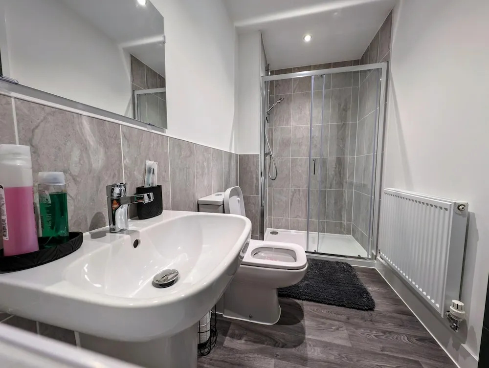 Modern 4 bed House in Newport, Home Away From Home