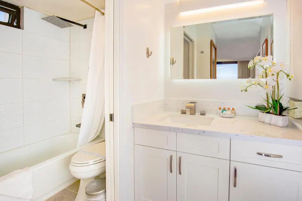 Beautiful 18th Floor with Panoramic Ocean Views 1 Block to Beach Free Parking & Wifi