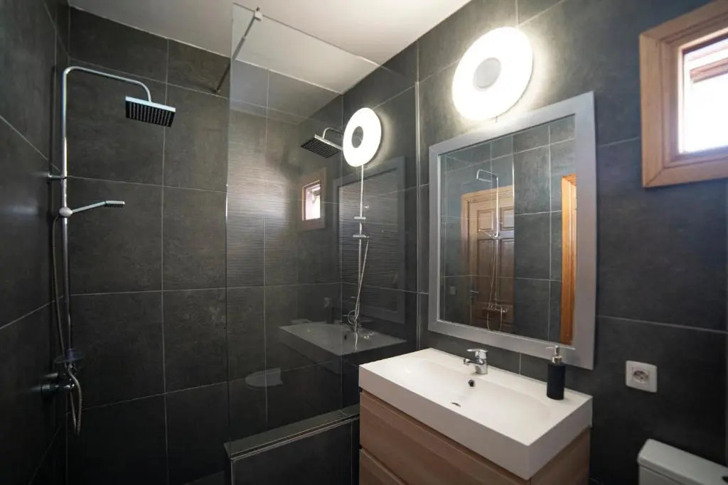 6 Bedroom Luxury Villa 300m from the water front