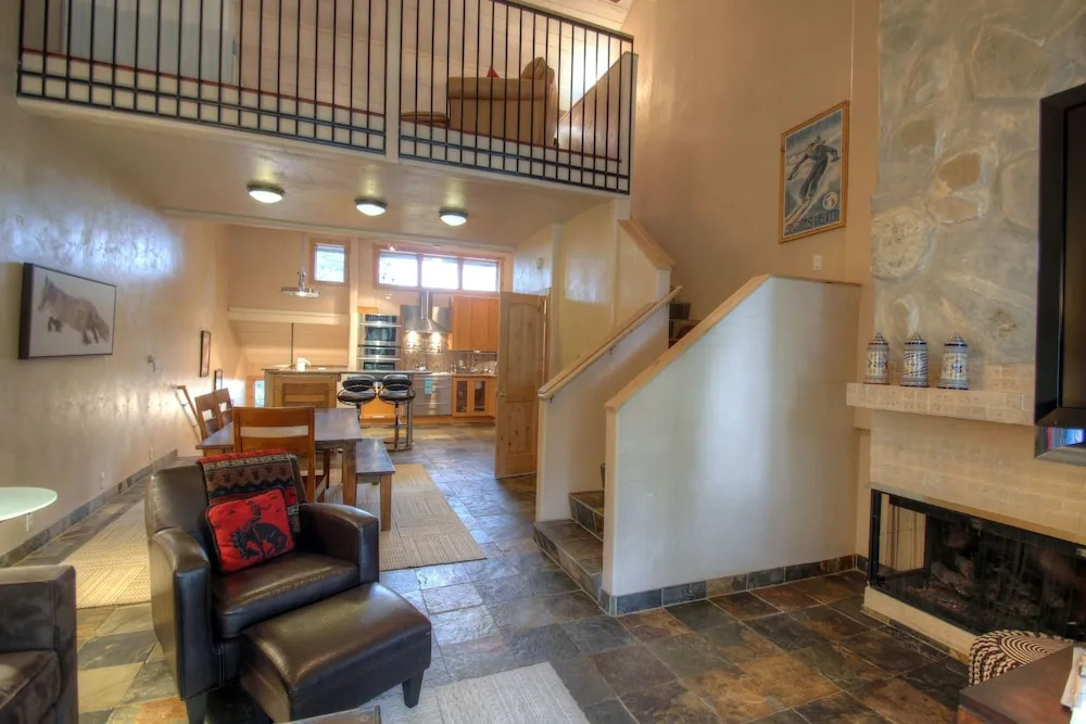 127 Ridgepoint 3 Bedroom Townhouse by RedAwning