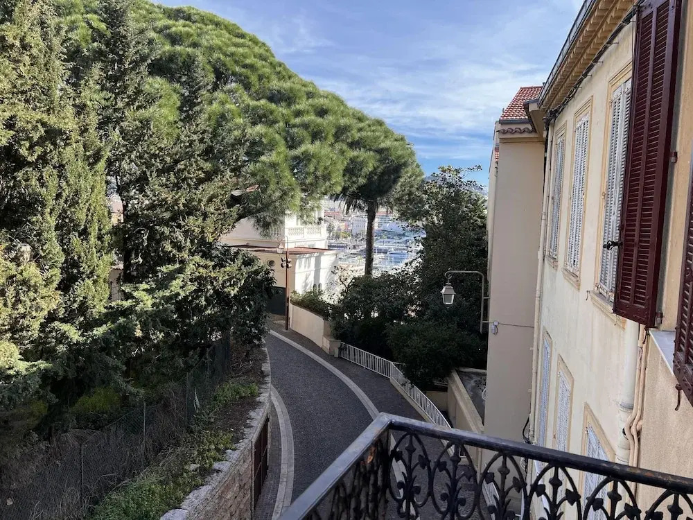 Charming 2 Bed Apartment With Balcony Located in Cannes Old Town Easy Walk to the Palais and Beaches - 120