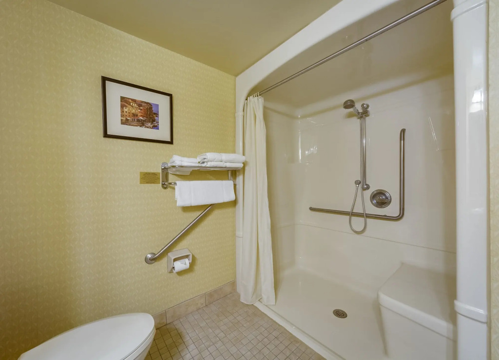 Monte Carlo Inn Barrie - Newly Renovated