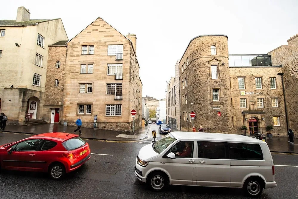 Stylish Royal Mile Apt: Heart of Historic Old Town