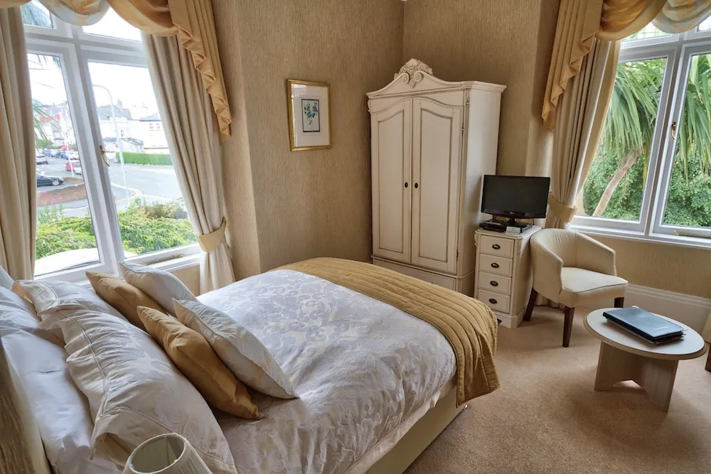 Holcombe House Guest House