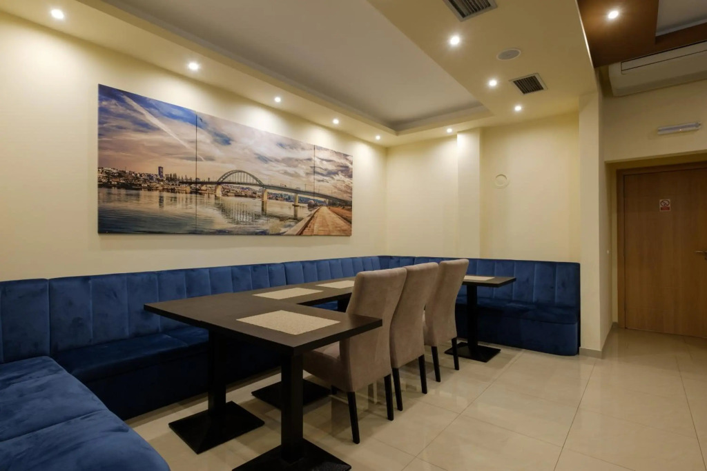 Airport Hotel Garni