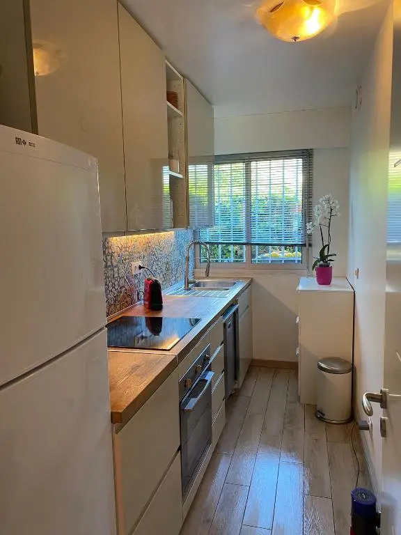 Antibes with pool, terrace & private garden, 250 mt from sandy Plage de la Salis