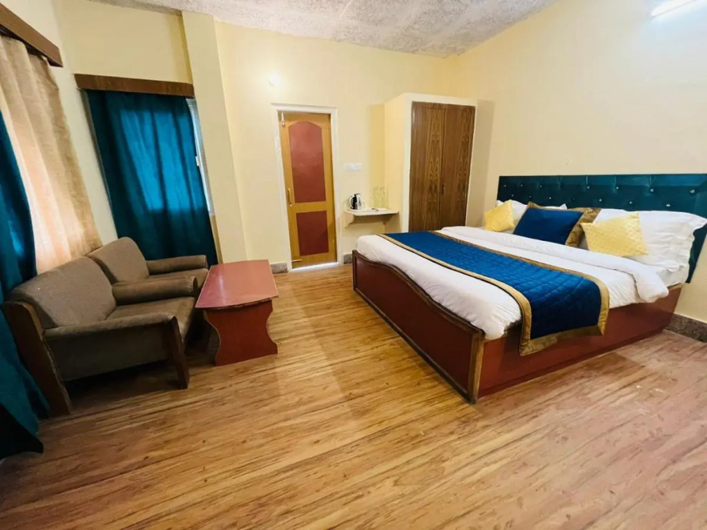 The Ashoka Inn 300mts walkable from Mall Road