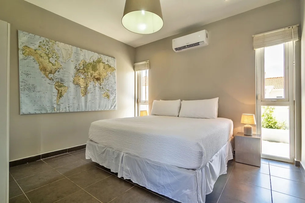 Stunning Modern Home, Near Beaches Full AC