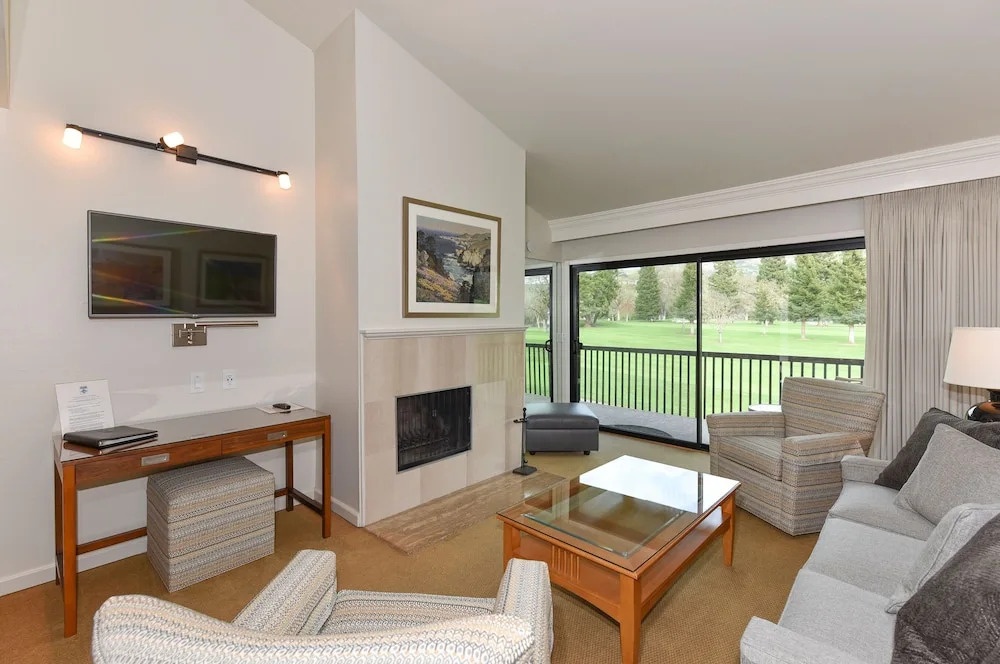 760 S At Silverado 1 Bedroom Condo by RedAwning