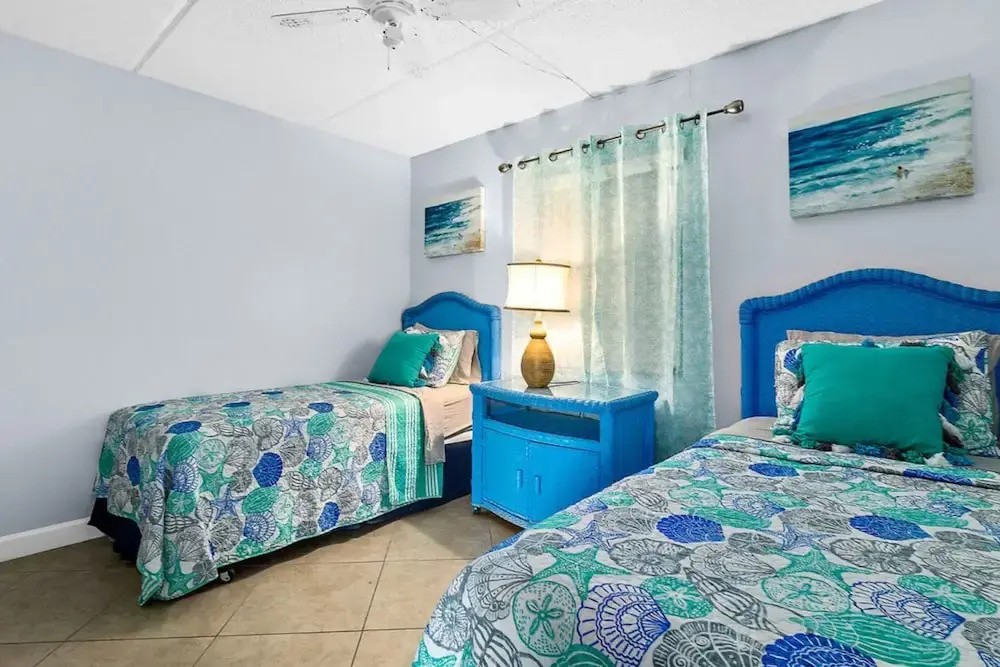 Spacious 2BR Resort Condo Beach, Hot Tubs & Family-friendly Fun