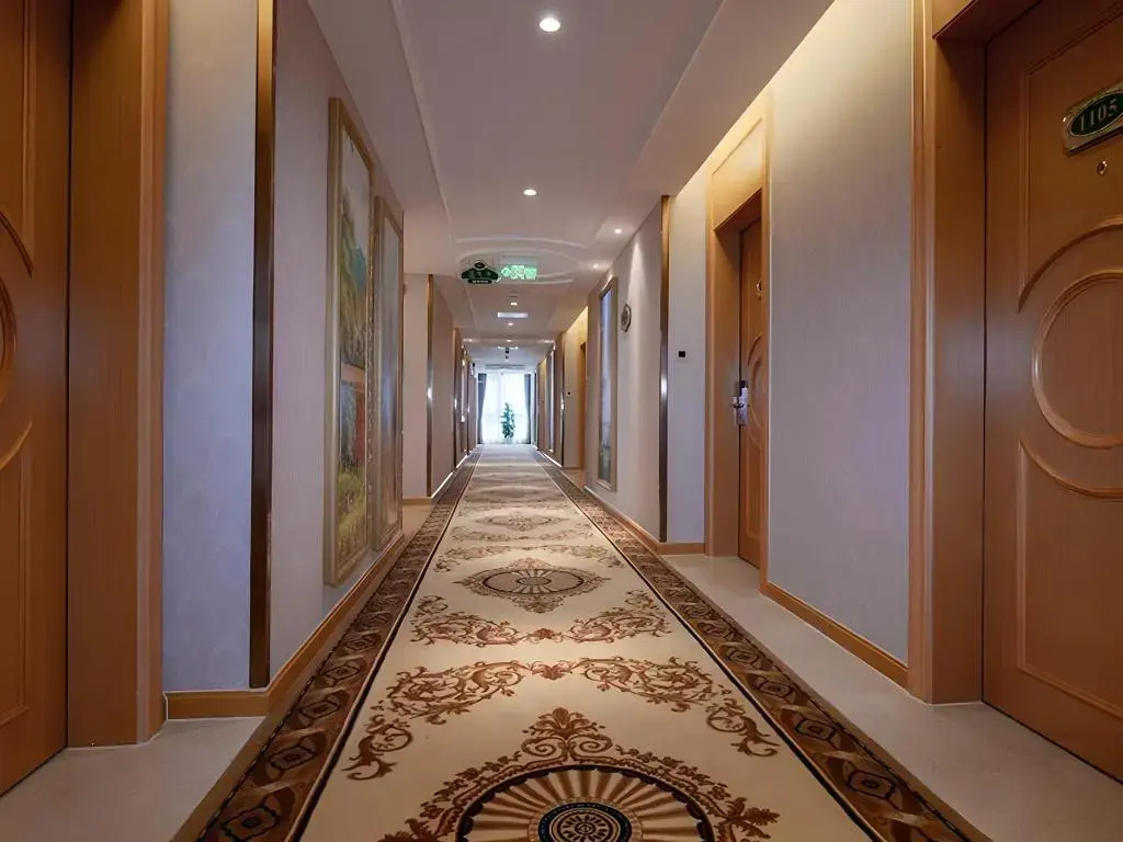Vienna Hotel (Shenzhen Henggang Metro Station)