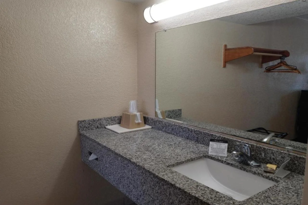 Hole Inn the Wall Hotel - Fort Walton Beach - Sunset Plaza - nearby Beaches & Hurlburt