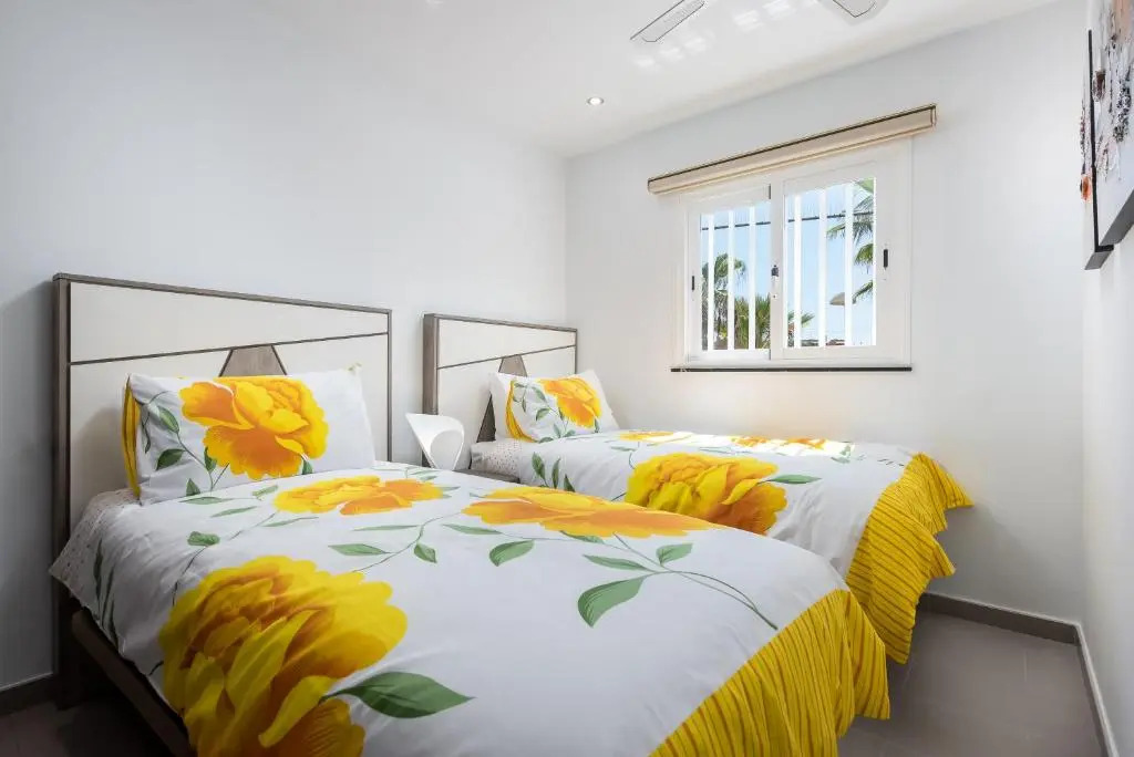 Luxurious VILLA - 300M2 - private HEATED pool - garage - WiFi