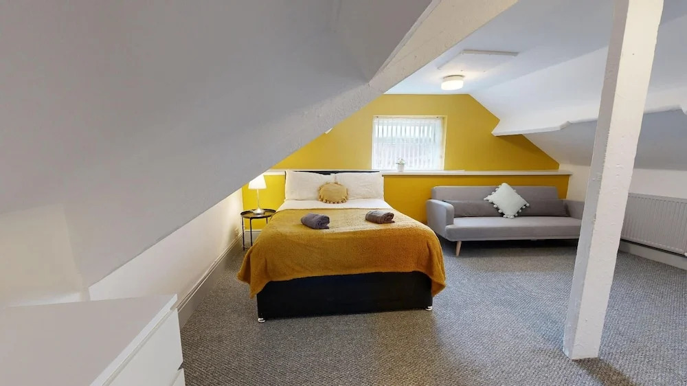 Central, Stunning 3-bed House - Free Parking