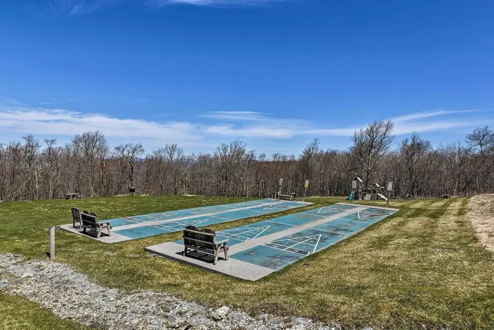 2 Mi to Skiing! Resort-style Beech Mountain Condo