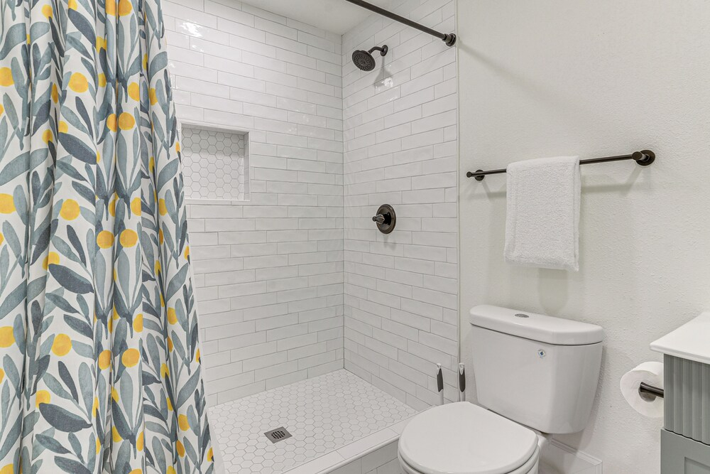 2 Mi to Galveston Beach: Apt w/ Shared Patio