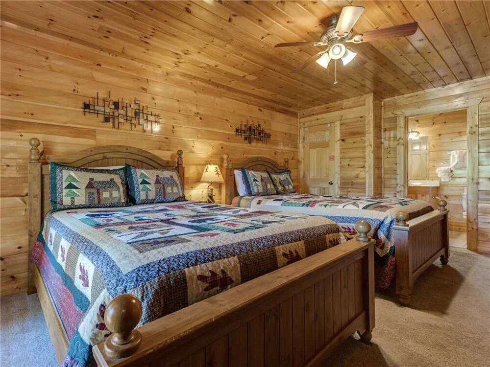 Triple Mountain View - Three Bedroom Cabin