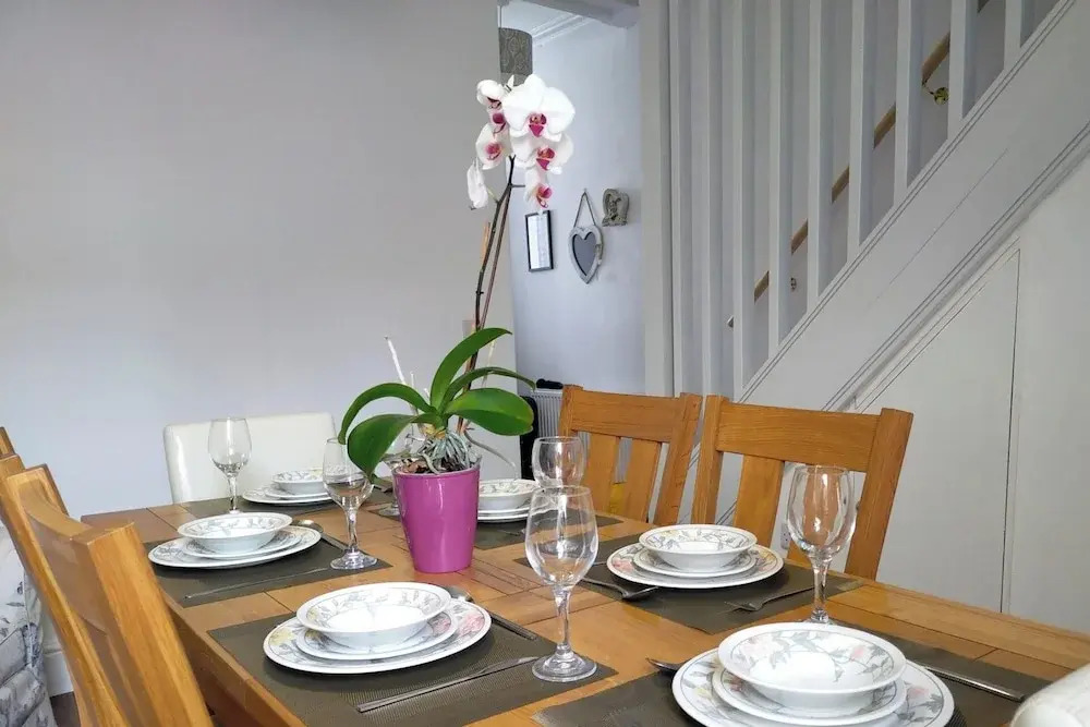 Free Parking/wifi, 3 Beds Sleep 6 Near Uni & Town!