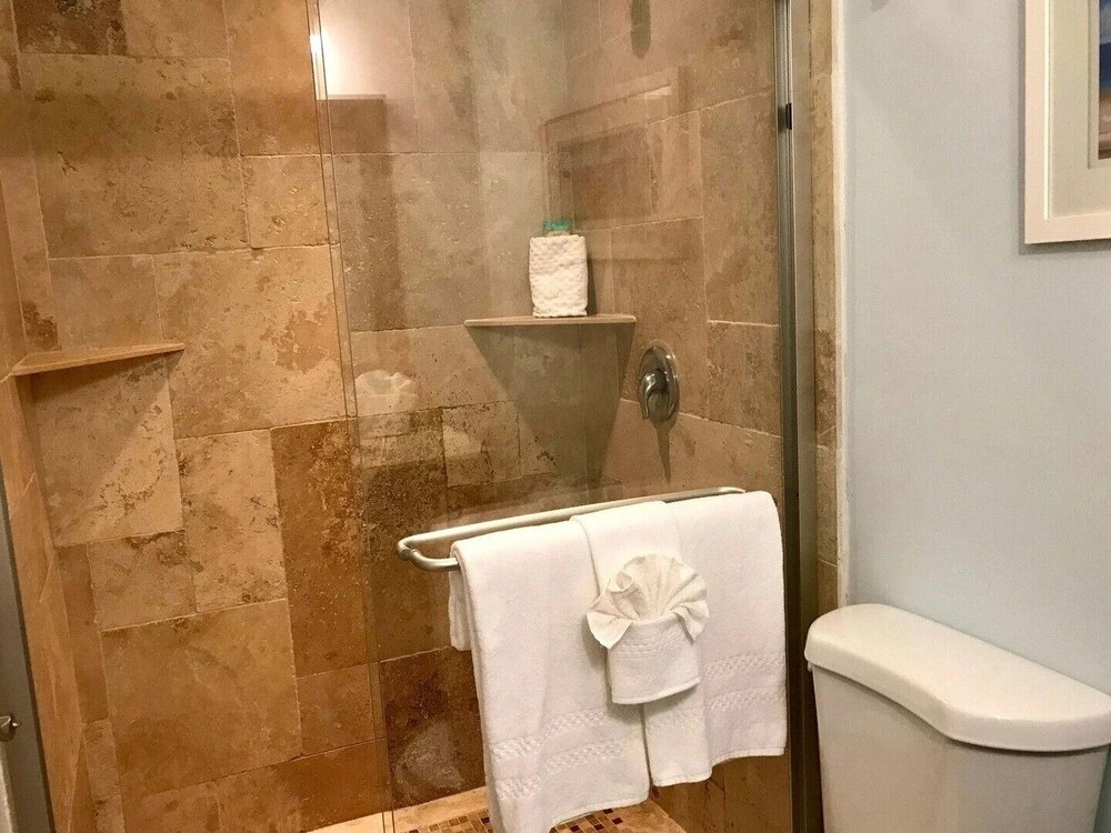 Mojoe s Villa 10 - Steps From the Beach