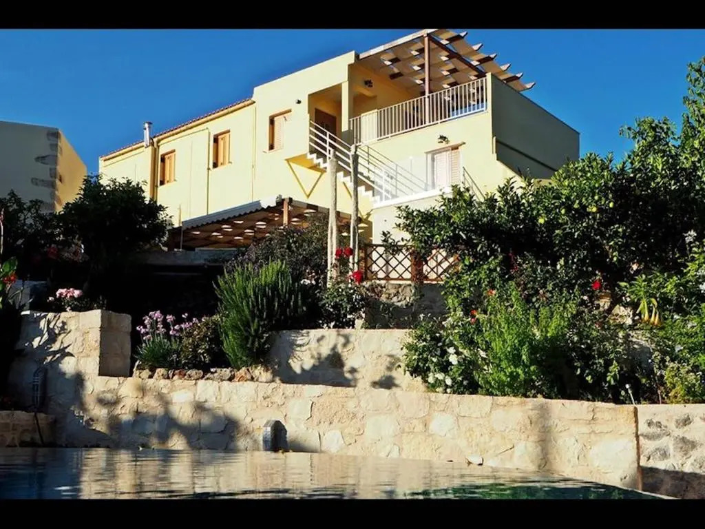 2 Apartments Sharing Garden and Pool