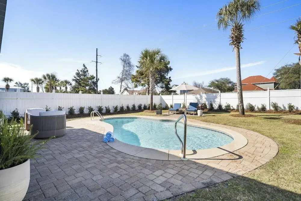 7bdr w/ Private Pool, Hot Tub, Fire Pit, Walk to Beach Tidal Wave by Avantstay