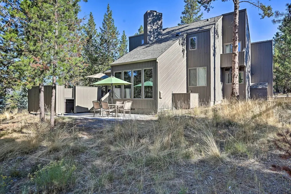 Hot Tub + Deck: Large Sunriver Home Near Skiing