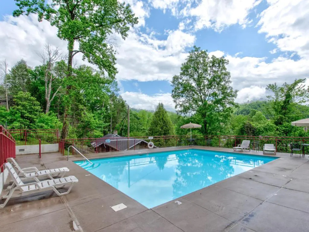 Our Mountain Home, 2 Bedrooms, Walk Downtown, Pool Access, WiFi, Sleeps 4