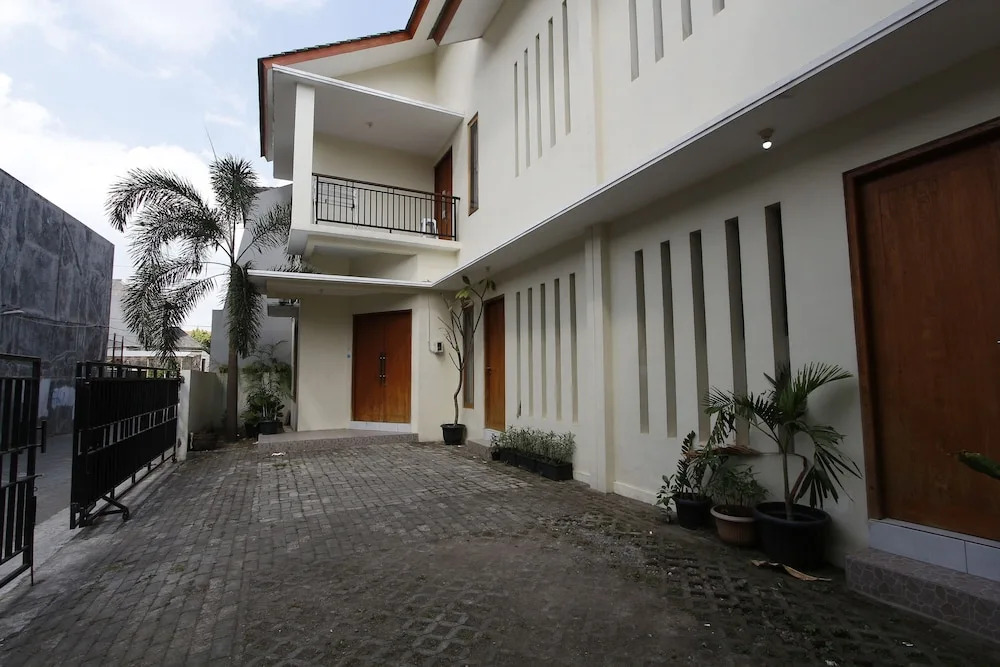 RedDoorz @ Kolonel Sugiono