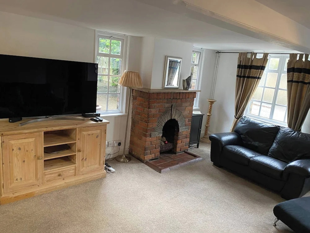 4 BR & 2 Bathroom House Parking Garden St Neots Town Centre