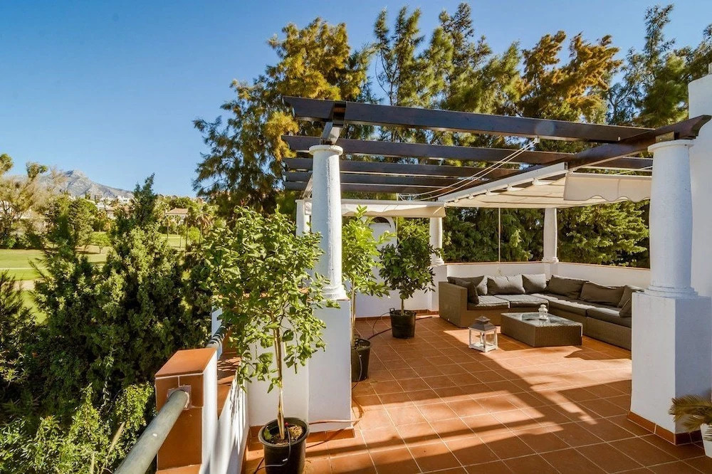 SE-Spacious townhouse in Nueva Andalucia Roomservice