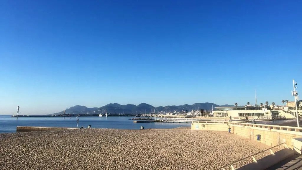 T2 proche de la gare, à 10 minutes à pieds de la Croisette, piscine & parking dans résidence de haut standing