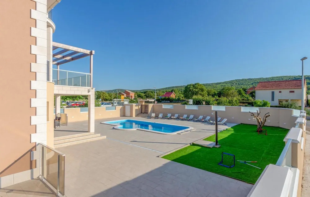 Nice home in Dubrava kod Sibenika w/ Outdoor swimming pool, WiFi and 5 Bedrooms