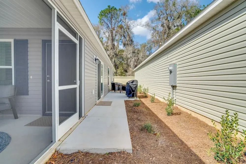 Pool Access, Patio & Grill: Sunny Florida Escape