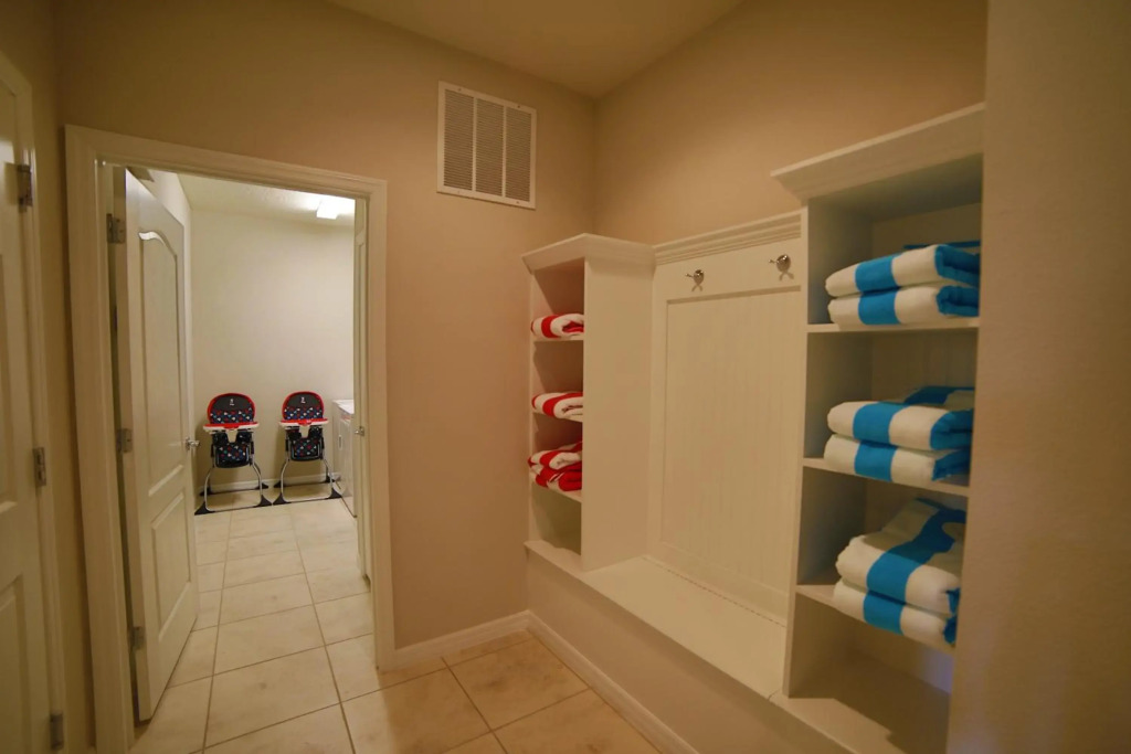Brand new 9 bedroom luxury villa near Disney Sleeps 22