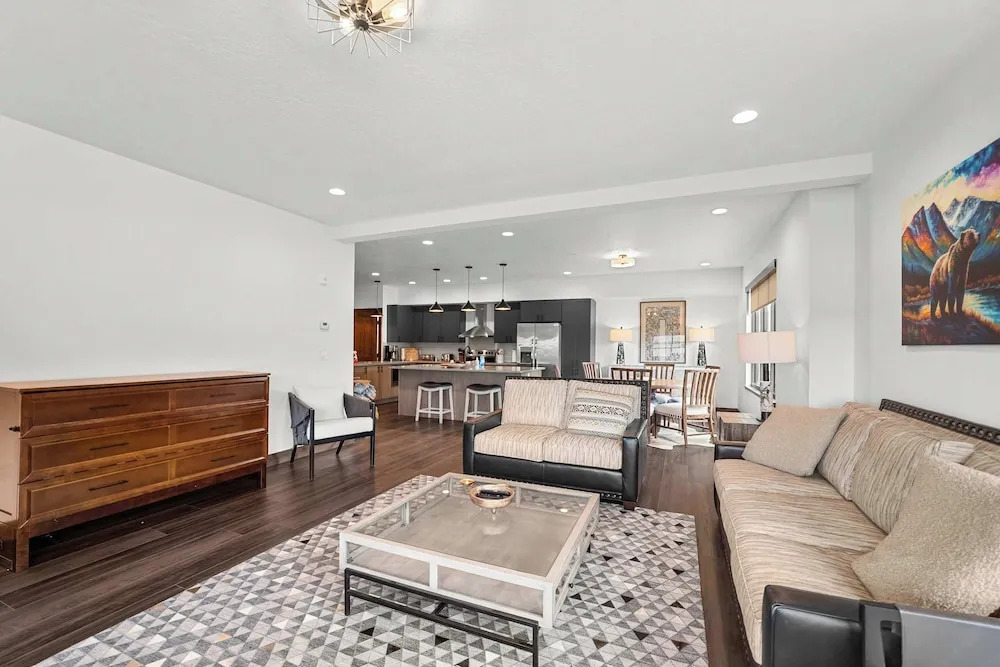 Downtown Penthouse Condo For 4!