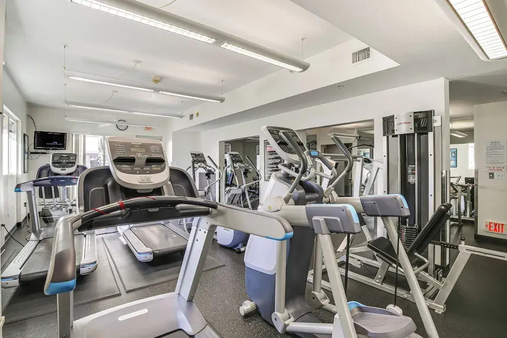 Luxe Long Beach Condo w/ Pool: 1 Mi to Shoreline!