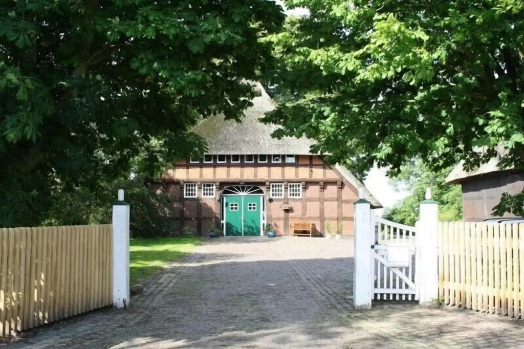 Bauernhaus am Fluss
