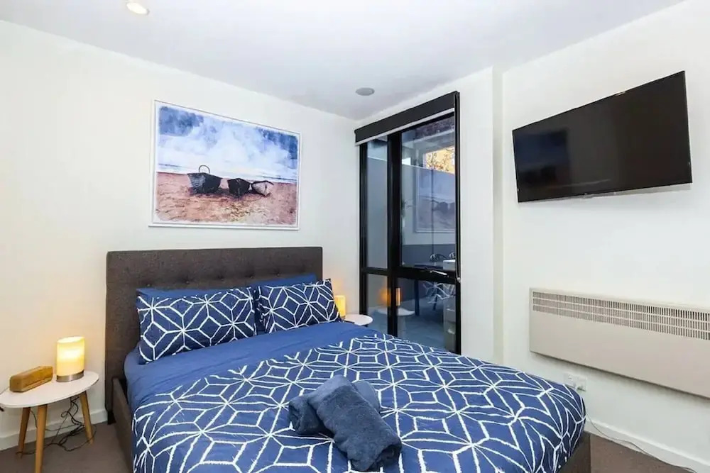 Unwind Bond Quarter Apartment 106
