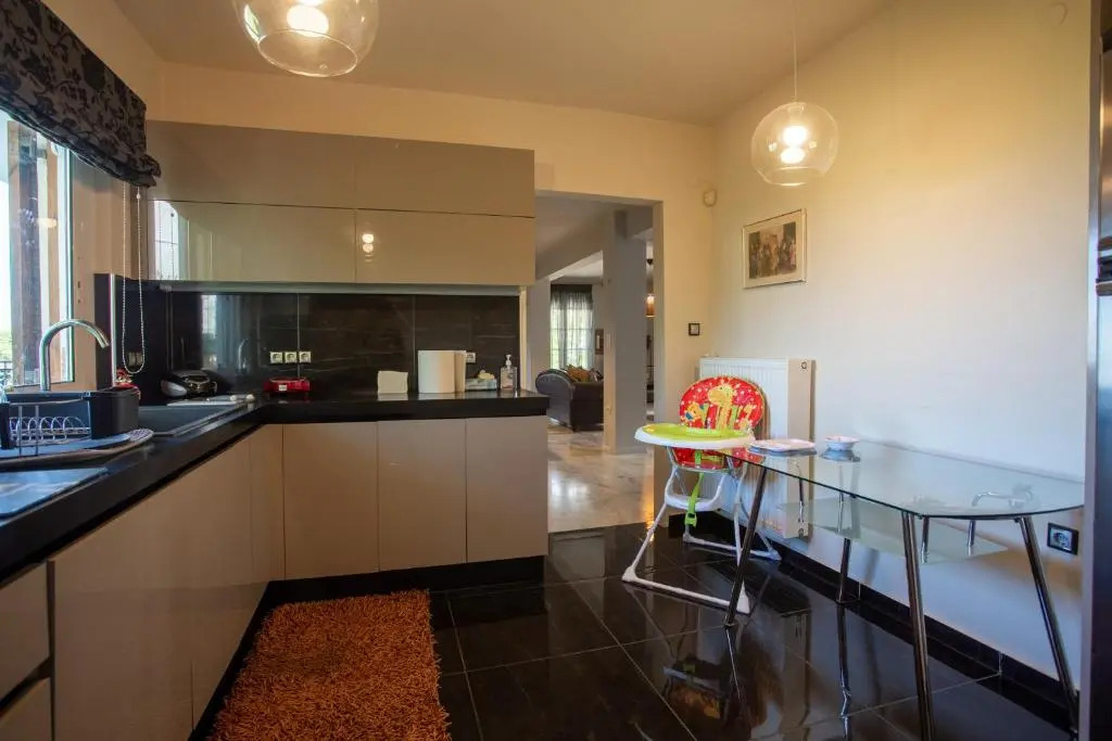 Τraditional fully detached villa on a luxurious hillock of Thessaloniki with its own garden also for family & wedding gatherings for 10 to 25 people only 15 minutes from airport