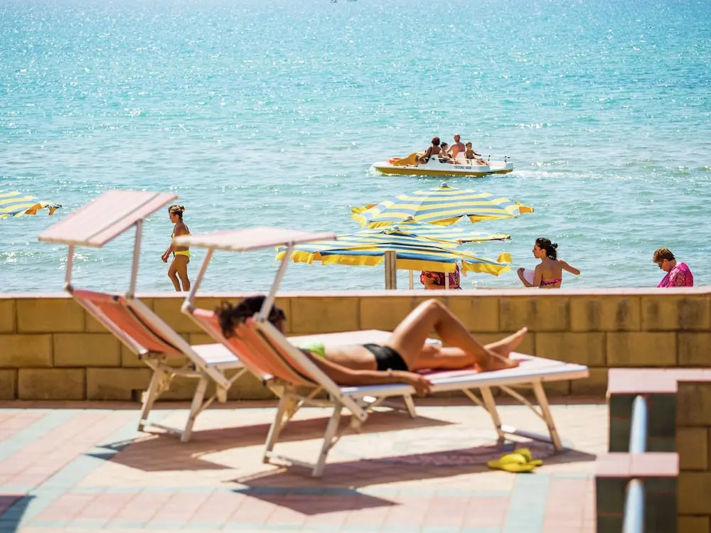 Comfortable apartment with AC very close to the sandy beach