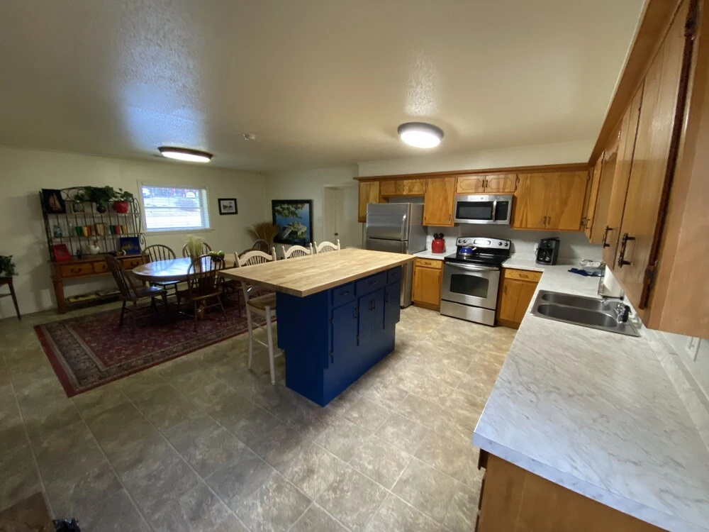 Two bedroom House with fenced in yard, covered patio area, located at the Joplin Inn at the entrance to Mountain Harbor, just 1 1/2 miles from Lake Ouachita. by RedAwning