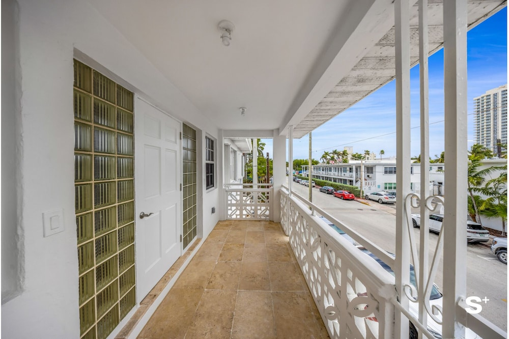 Spacious 1BD Beachside Apt -Free Parking